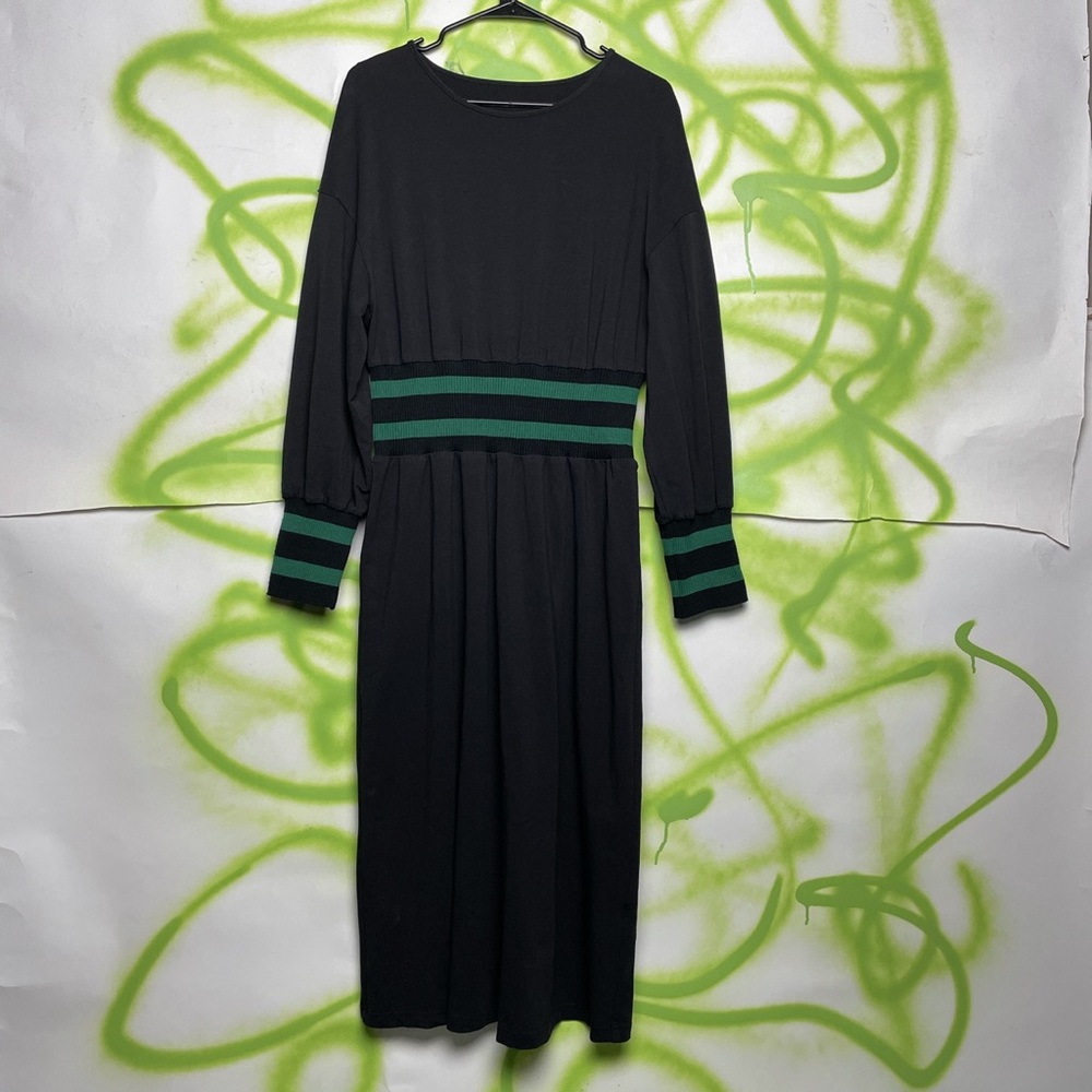 Sooo unique, black and green t shirt dress with jersey stretch knit